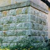 I pilastri del piano terra, che reggono le arcate, e rivestiti in bugnato rustico, sono invece resti di una torre d'avvistamento con muri a scarpa del XVI secolo sulla quale la dimora fu costruita